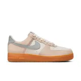 Zapatillas urbanas Nike Air Force 1 '07 Lv8, color crema con detalles en gris y suela de goma color caramelo.