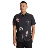 Camisa negra de manga corta con estampado de flores y corte clásico.