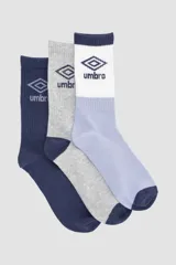 Pack de tres pares de medias Umbro de caña media, con diseño deportivo y logo de la marca. Incluye un par azul marino, un par gris y un par celeste con blanco.