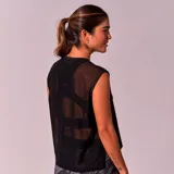Musculosa deportiva negra de corte holgado.