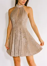 Vestido corto beige con estampado floral, cuello halter con abertura en el centro y falda acampanada.
