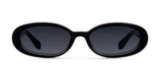 Lentes de sol unisex, con montura ovalada negra y lentes polarizadas negras.