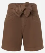 Short corto color marrón, de tiro medio, con cinturón de la misma tela y bolsillos laterales.