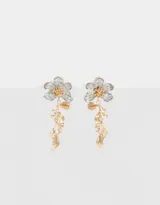 Aros colgantes largos con flores plateadas y hojas doradas de metal, con cierre de tope a presión.