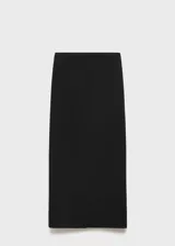 Falda larga negra de tiro medio y corte recto, con abertura en el bajo de la parte delantera y cierre de cremallera en la parte posterior.