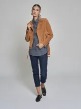 Campera biker color marrón de gamuza con cierre cruzado y cinturón ajustable.