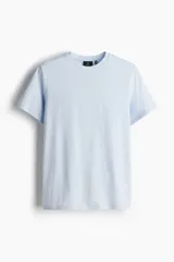 Remera celeste de corte estándar, con cuello redondo ribeteado y bajo recto. Confeccionada con tejido funcional COOLMAX®, una fibra de poliéster de secado rápido que elimina la humedad y regula la temperatura corporal.