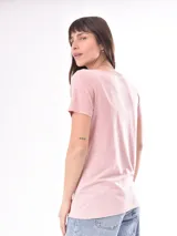 Remera negra de corte clásico con cuello en V y mangas cortas.