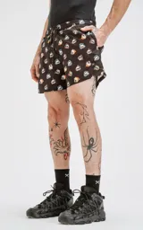 Short de baño negro con estampado de calaveras de colores.