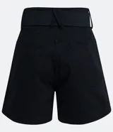Short negro de sarga con cintura alta, trabillas, cierre con botón y cremallera, bolsillos, pliegues delanteros y cinturón con hebilla de corazón.
