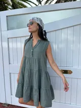 Vestido sin mangas de lino 100% natural, con cuello mao y botones de nácar, diseño fresco y elegante.