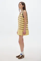 Musculosa-vestido amarillo con rayas horizontales marrones, cuello redondo y logo bordado en el pecho.