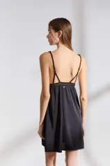 Camisón corto negro con breteles finos y escote en V con encaje.