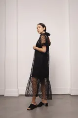 Vestido largo y amplio con cuello alto y mangas cortas abullonadas. Diseño a rayas verticales en tonos dorado y gris. Incluye viso liso al tono.