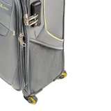 Valija de cabina gris de material textil con detalles en amarillo. Tiene un compartimento interno con cierre, un compartimento externo con cierre, candado TSA y cuatro ruedas. Pesa 2,3 kg.