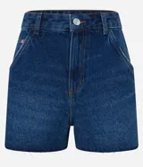 Short de jean azul oscuro, tiro medio, con trabillas en la cintura, cierre tradicional por botón y cremallera, bolsillos, bajos acortados a hilo y aberturas laterales.