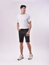 Bermuda de gabardina color blanco, corte recto y largo a la rodilla.