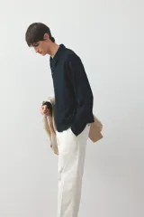 Pantalón de vestir color crema, de corte recto, con bolsillos laterales y traseros. Se ajusta a la cintura con botón.