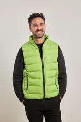 Chaleco de nylon y guata, color verde, con cierre frontal y bolsillos laterales.
