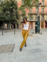 Pantalón largo de calce ajustado, con estampado de piel de serpiente en tonos amarillo y marrón.