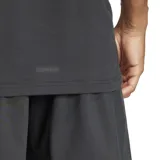 Remera deportiva Adidas Designed For Training, color negro, de corte clásico, mangas cortas y logo estampado en el pecho. Confeccionada con tecnología AEROREADY que absorbe la humedad. Producto hecho con un mínimo de 70% de materiales reciclados.