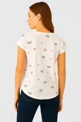 Remera marrón con estampado de ramas, corte holgado y mangas cortas.
