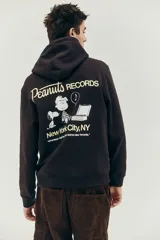 Canguro marrón con capucha y cordones ajustables, bolsillo tipo canguro y puños y bajo acanalados. Estampado pequeño en el pecho con la leyenda "Peanuts Records".
