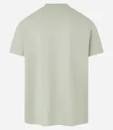 Remera de hombre color verde grisáceo, de manga corta y cuello redondo, confeccionada en algodón peruano.