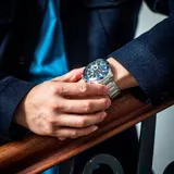 Reloj Casio Edifice plateado con detalles en azul, con cronógrafo y correa de acero inoxidable.
