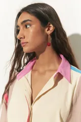 Aros colgantes con forma de cereza roja brillante, con gancho plateado.