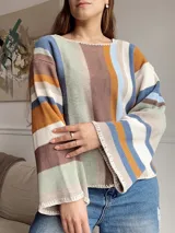 Sweater tejido de punto con rayas verticales en tonos marrón, azul, verde y beige, con mangas anchas acampanadas.