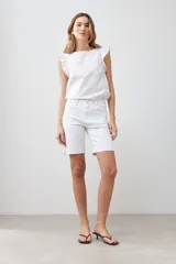 Bermuda de jean color negro, corte a la rodilla, con cinco bolsillos y presillas para cinturón.