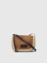 Bandolera de rafia color tostado con detalles en marrón. Tiene un compartimento principal con cierre de cremallera y asa larga regulable con gemelos logotipados.