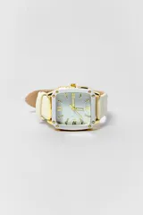 Reloj de pulsera con caja cuadrada dorada, esfera plateada con números romanos y correa de cuero sintético blanca.