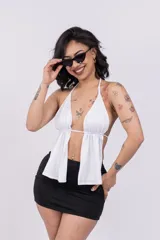 Top blanco con escote halter y espalda descubierta.