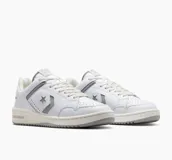 Championes urbanos Converse Weapon, color blanco con detalles en gris.