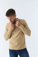 Polo rayado azul marino con cuello tipo polo y manga larga, con fit regular y logo estampado.