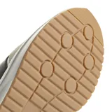 Championes Adidas Run 72, color blanco con detalles en negro y beige. Presentan las tres tiras características de la marca en color negro.