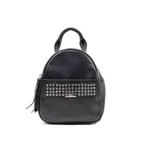 Mochila pequeña negra de cuero con tachas plateadas en el bolsillo frontal. Tiene asa de mano y correas regulables.