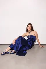 Vestido largo strapless de tafeta azul marino con sutil efecto tornasolado. Tiene elástico en la parte trasera y bolsillos ocultos.