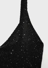 Vestido midi negro de punto con lentejuelas plateadas, escote en V y tirantes finos.