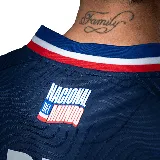 Camiseta de fútbol Umbro del Club Nacional de Football, modelo Away 2 temporada 2025, para hombre. Diseño azul con detalles en blanco y rojo en cuello y mangas. Incluye logo de Umbro, escudo del club y sponsor Antel en el frente. Presenta un patrón de ondas en relieve en el tejido.