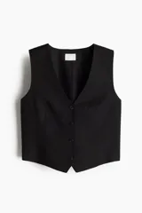 Chaleco negro de vestir con escote en V y botonadura frontal. Tiene trabilla ajustable en la espalda y está forrado.