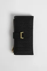 Billetera larga negra con diseño trenzado y cierre con broche metálico dorado.