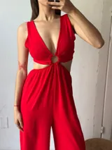 Mono largo de color rojo, con escote en V, sin mangas y corte en la cintura con detalle de aro metálico.