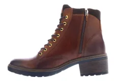 Botas de mujer de caña media, color azul marino oscuro, estilo militar o de combate, con cordones y ojales metálicos. Cuentan con un taco ancho y suela de goma dentada.