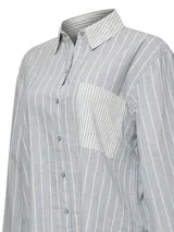 Camisa de manga larga celeste con rayas verticales blancas, cuello camisero, cierre con botones y bolsillo en el pecho.
