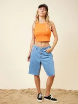 Musculosa corta de algodón color blanco, con un diseño ligero y ajuste cómodo.