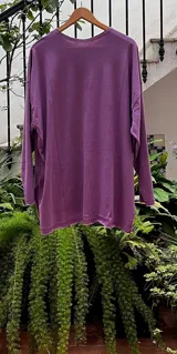 Remerón oversize con tajos a los costados, confeccionado en algodón color blanco.