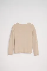 Sweater beige de tejido de punto con escote en V y mangas largas.